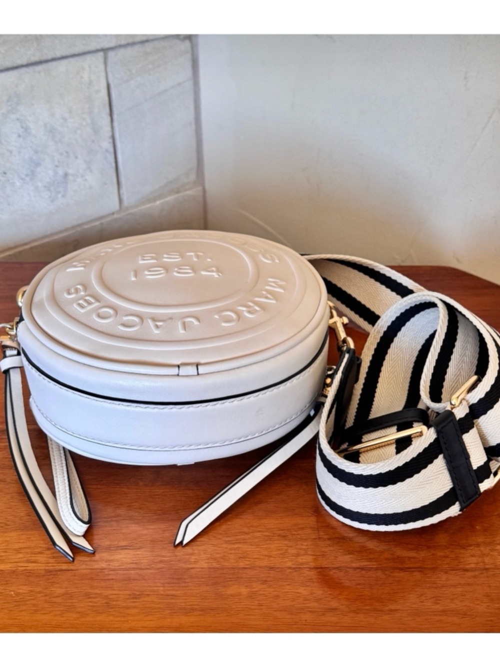 🤍CHIC🤍MARC JACOBS WHITE SIGNET ROUND CROSSBODY BAG - Picture 7 of 16